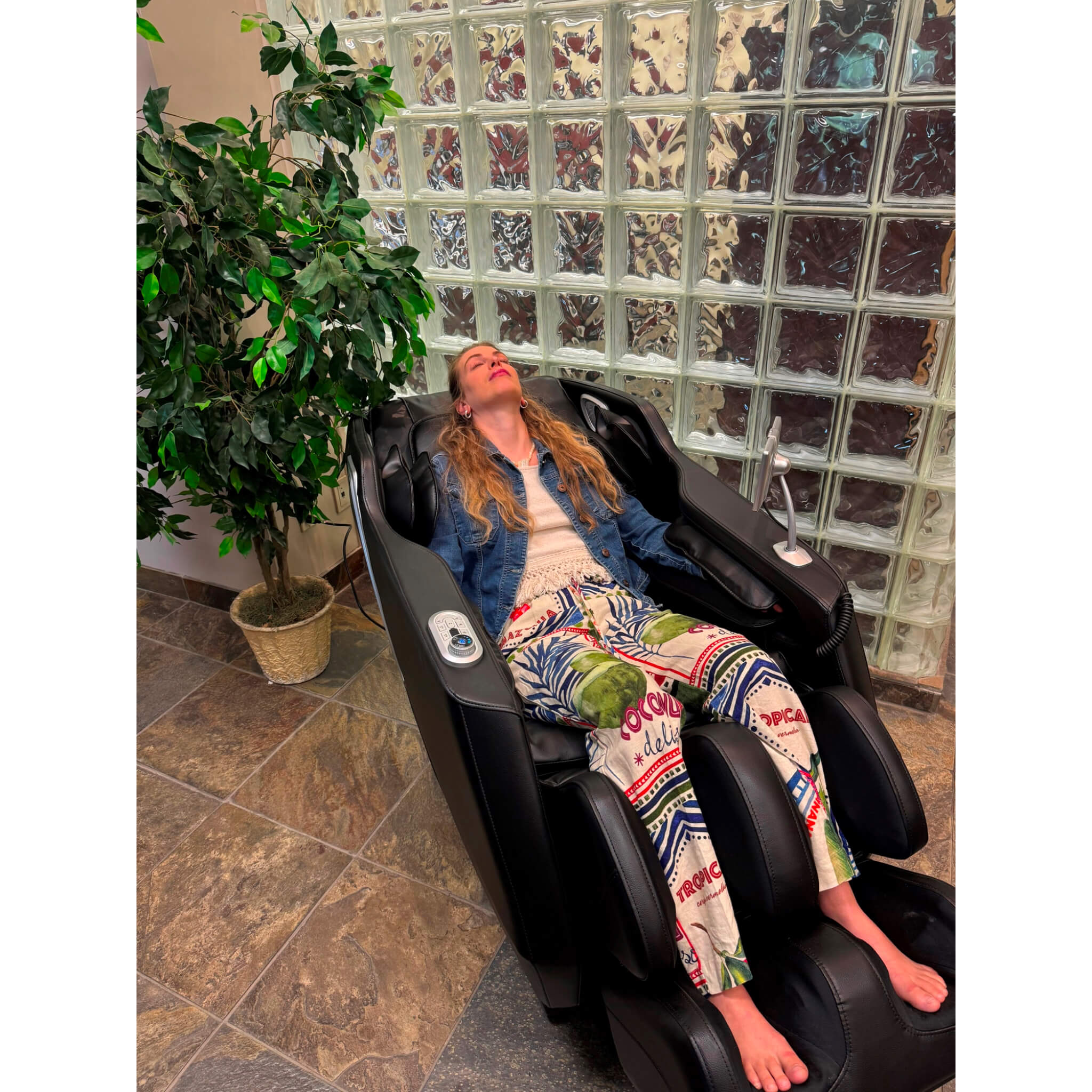 iComfort IC4500 Massage Chair – Full-Body Shiatsu Recliner with 14-Roller Back Massage