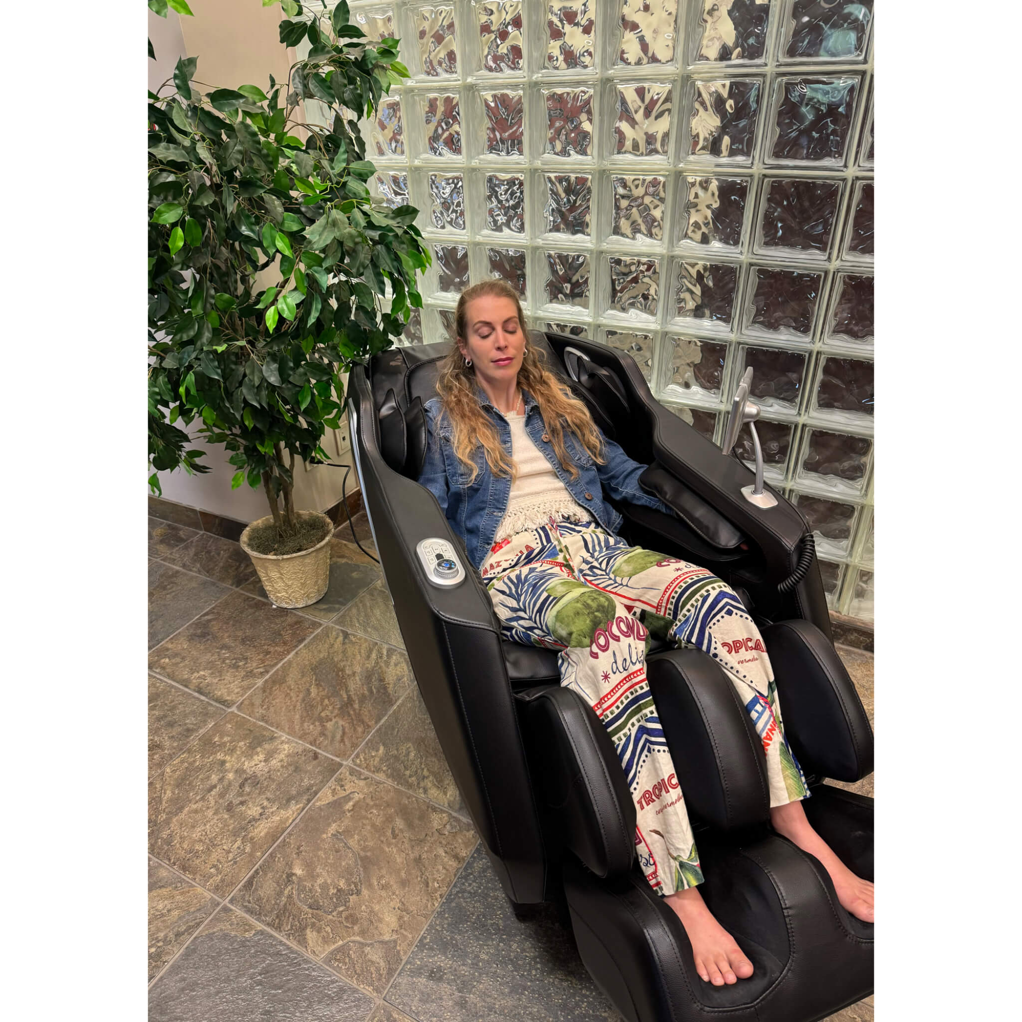 iComfort IC4500 Massage Chair – Full-Body Shiatsu Recliner with 14-Roller Back Massage